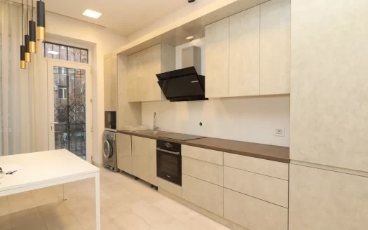 3 room apartment on Saryan Street in the center, 107 sq.m., 2/5 floor, high ceilings