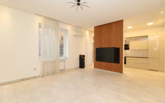 3 room apartment on Saryan Street in the center, 107 sq.m., 2/5 floor, high ceilings