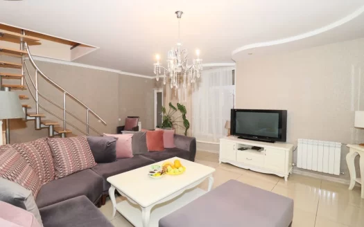 4 room apartment, Mesrop Mashtots avenue in Kentron, 132 sq.m., high ceilings