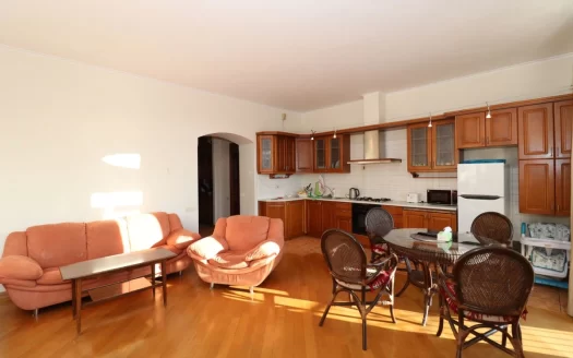 3 room apartment on Charents Street in the center, 98 sq.m.,4/5 floor, high ceilings