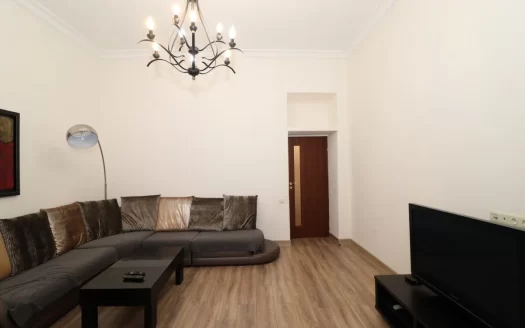 3 room apartment on Teryan Street in the center, 100 sq.m., 3/4 floor, high ceilings