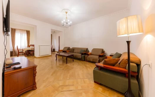 3 room apartment on Mashtots Avenue in the center, 95 sq.m., 2/5 floor, high ceilings