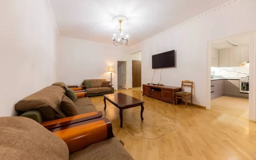 3 room apartment on Mashtots Avenue in the center, 95 sq.m., 2/5 floor, high ceilings