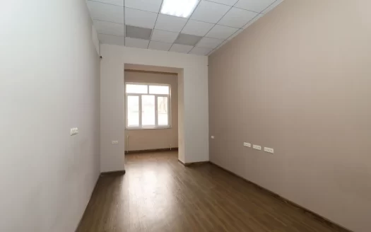 A 3 room apartment, Paronyan street, cosmetic renovation, 100 sq.m., 2/4 floor