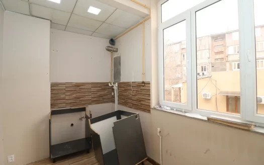A 3 room apartment, Paronyan street, cosmetic renovation, 100 sq.m., 2/4 floor