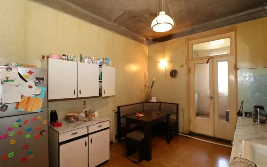 3 room apartment on Khanjyan Street in the center, 113 sq.m., 2 bathrooms, high ceilings