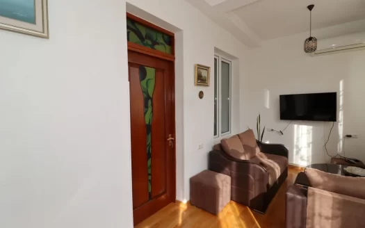 2 room apartment on Mashtots Avenue in the center, 51 sq.m., high ceilings, stone building