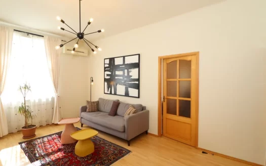 3 room apartment on Sayat-Nova Avenue in the center, 73 sq.m., high ceilings, stone building