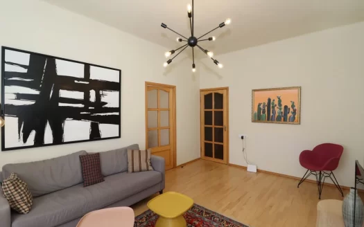 3 room apartment on Sayat-Nova Avenue in the center, 73 sq.m., high ceilings, stone building