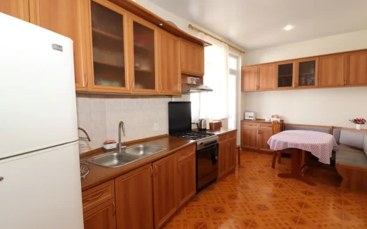 3 room apartment on Sayat-Nova Avenue in the center, 73 sq.m., high ceilings, stone building