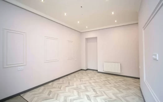 3 room apartment on Paronyan Street in the center, 67 sq.m., 2/4 floor, high ceilings