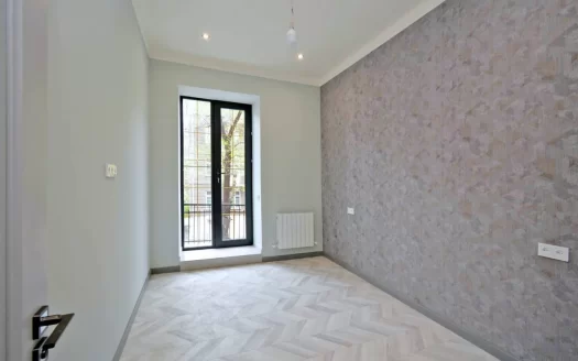 3 room apartment on Paronyan Street in the center, 67 sq.m., 2/4 floor, high ceilings