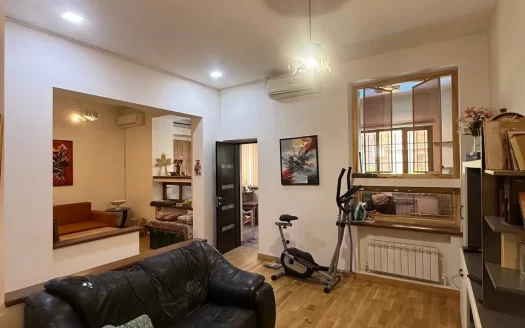 2 room apartment on Baghramyan Avenue in Arabkir, 58 sq.m., 2/2 floor, high ceilings, stone building