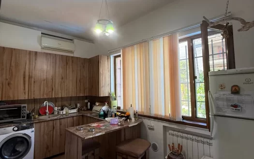 2 room apartment on Baghramyan Avenue in Arabkir, 58 sq.m., 2/2 floor, high ceilings, stone building