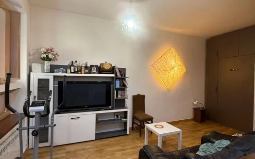 2 room apartment on Baghramyan Avenue in Arabkir, 58 sq.m., 2/2 floor, high ceilings, stone building