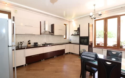 Three story house on Verin Antarayin Street in the center, 639 sq.m., on a 1600 sq.m. land