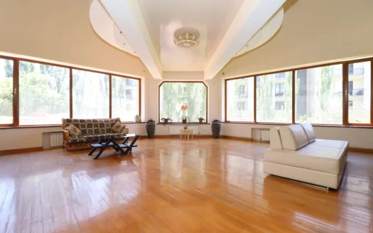 Three story house on Verin Antarayin Street in the center, 639 sq.m., on a 1600 sq.m. land