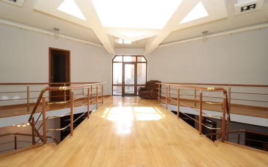 Three story house on Verin Antarayin Street in the center, 639 sq.m., on a 1600 sq.m. land